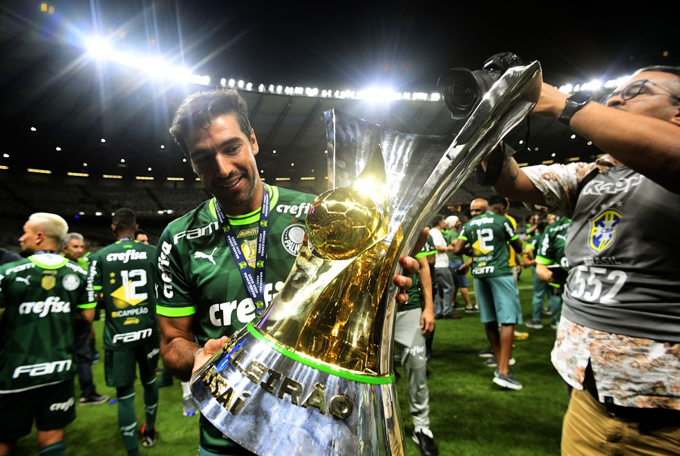 Abel Ferreira com a taça do Brasileirão — Foto: Marcos Ribolli