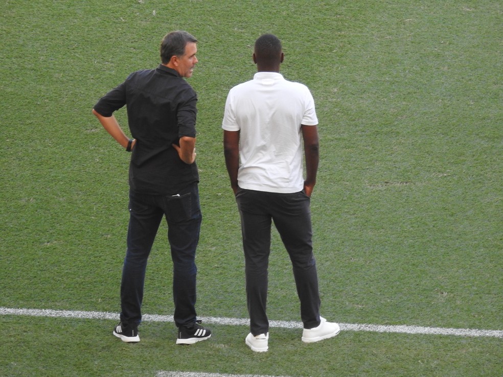 Luiz Carlos ao lado de Juan antes de Flamengo x Volta Redonda