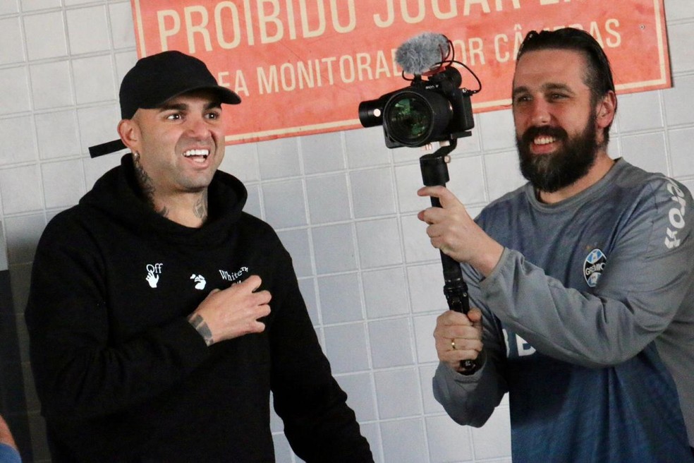 Luan desembarca em Porto Alegre para assinar com o Grêmio — Foto: Tomás Hammes