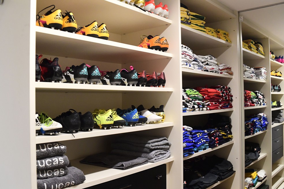 Coleção de chuteiras e camisas de Lucas Moura — Foto: Marcos Ribolli