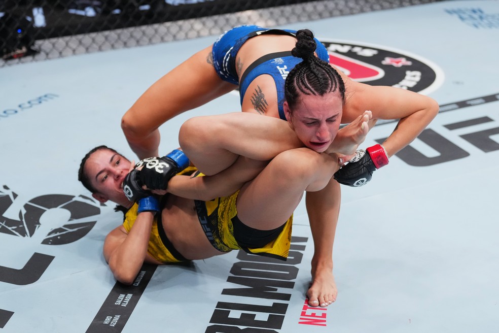 Ariane Lipski finalizou Casey O'Neill no segundo round com uma chave de braço — Foto: Jeff Bottari/Zuffa LLC via Getty Images