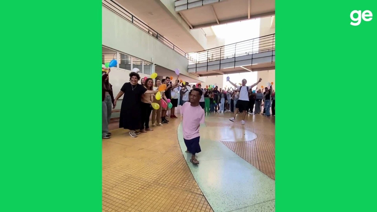 Gabrielzinho é recebido com festacomo sacar na realsbetuniversidade onde estuda Jornalismo