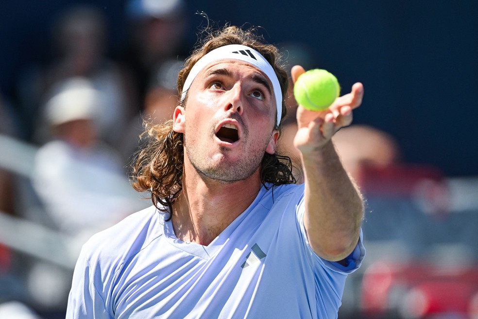 Stefanos Tsitsipas saca contra João Fonseca, no Masters 1000 de Montreal — Foto: Reuters