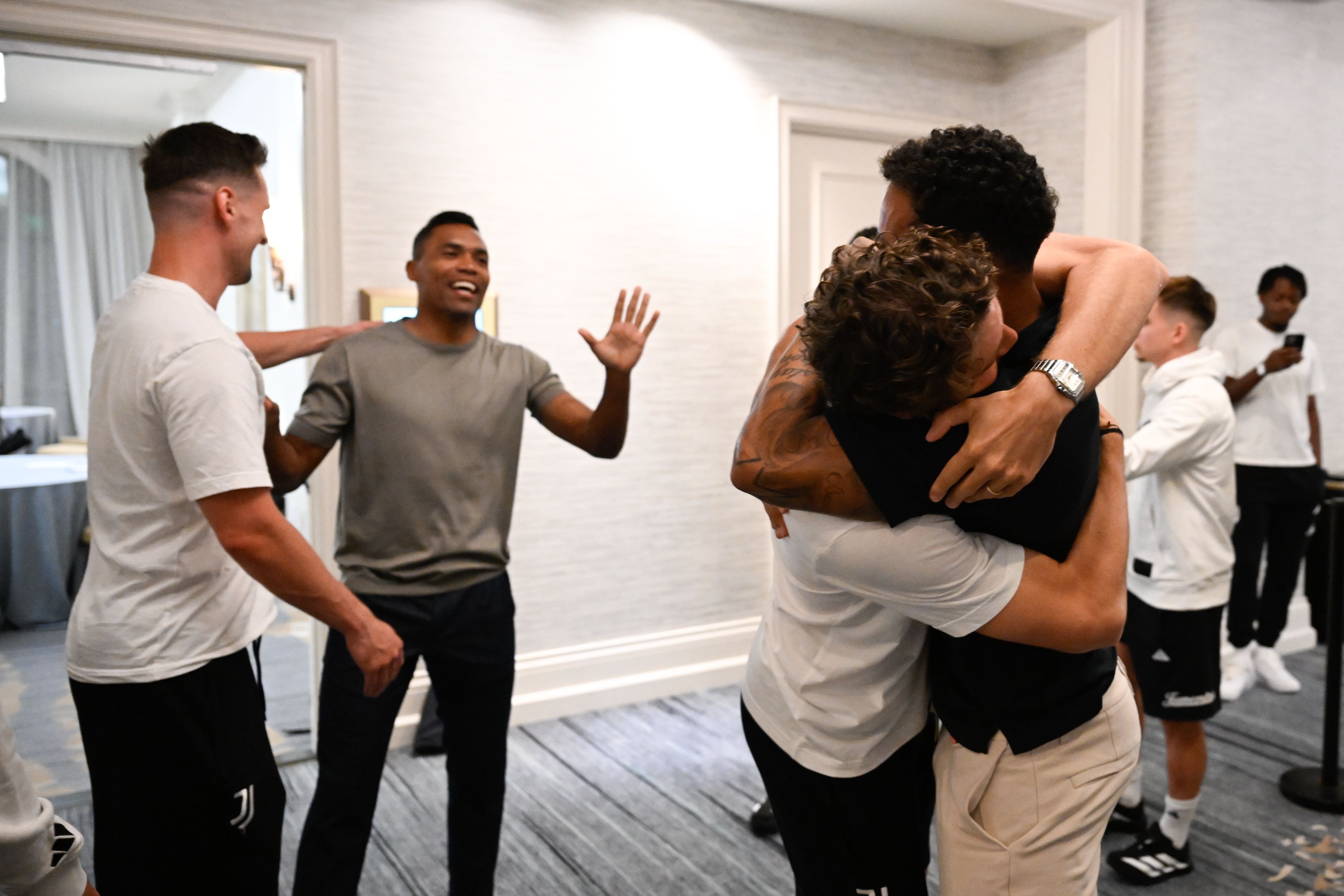 Danilo e Alex Sandro do Flamengo reencontram ex-colegas da Juventus.