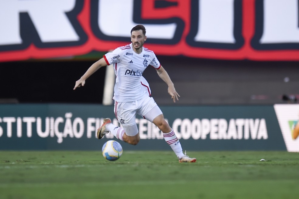 Viña em ação na partida entre Atlético-GO e Flamengo — Foto: Marcelo Cortes/Flamengo