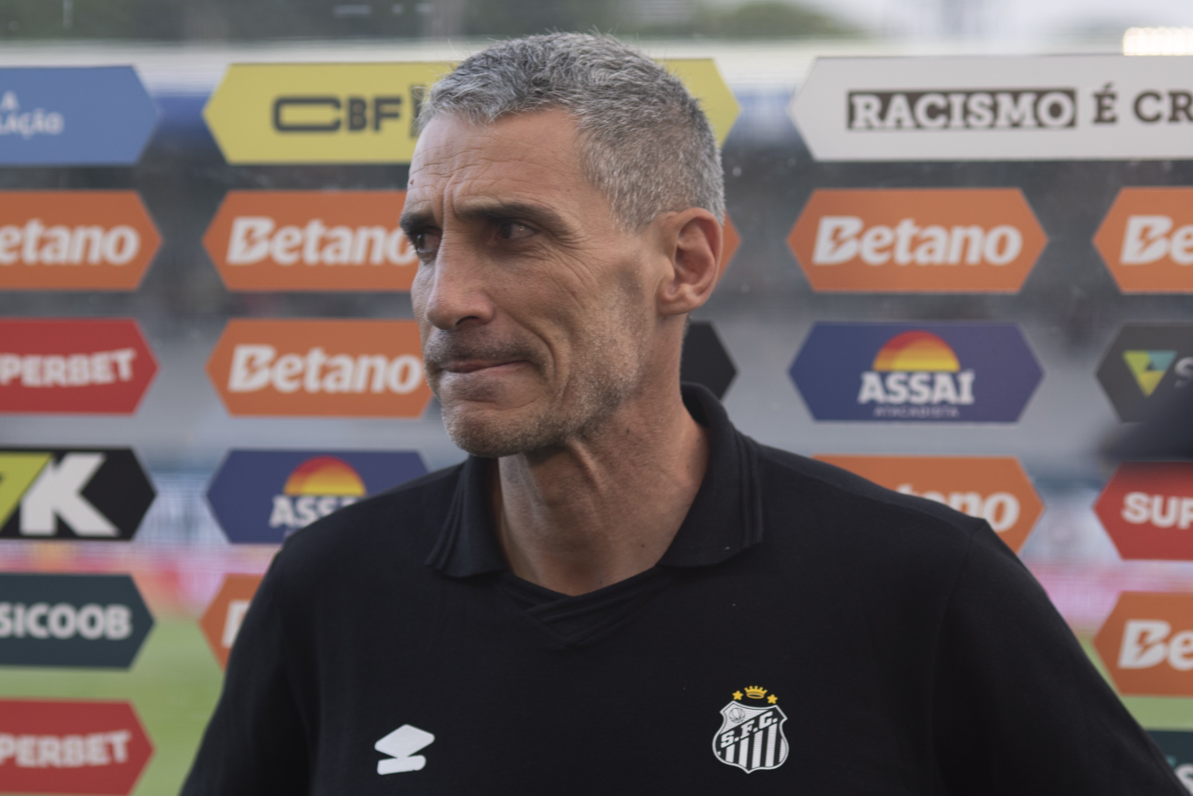 Vojvoda elogia atuação do Santos, mas empate frusta: 