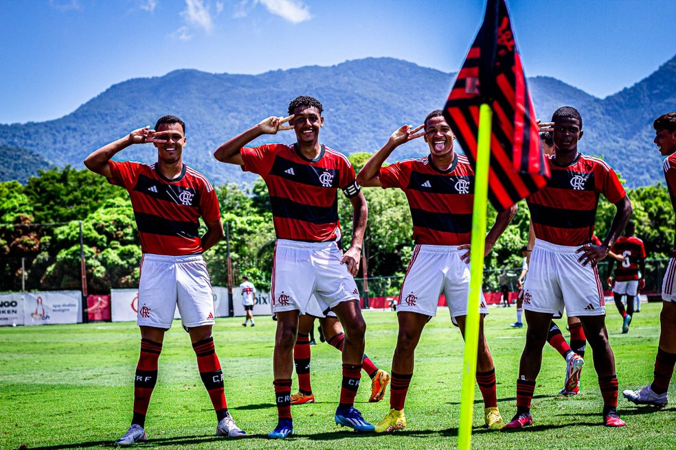 Jogadores do Flamengo comemoram gol na Flamengo Adidas Cup — Foto: Rafael Silva