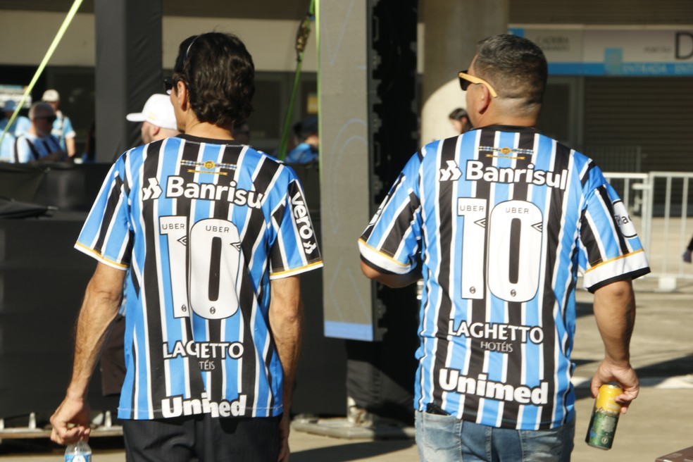 Torcedores na Arena do Grêmio durante aniversário de 120 anos — Foto: João Victor Teixeira