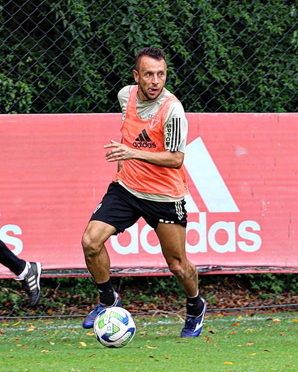 Estreia de Rafinha na Libertadores marca busca do São Paulo pelo bi.