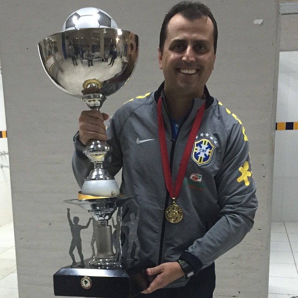 Bruno Costa posa com taça de campeão Sulamericano Sub 17 — Foto: Arquivo Pessoal