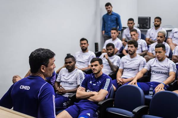 Zé Ricardo exalta chegada de psicóloga ao Cruzeiro e explica volta da concentração na Toca
