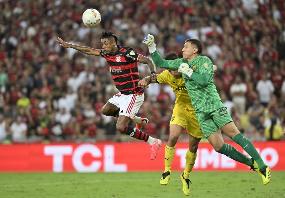 Bruno Henrique sobe para o cabeceio diante do goleiro Aguerre em Flamengo x Peñarol — Foto: André Durão