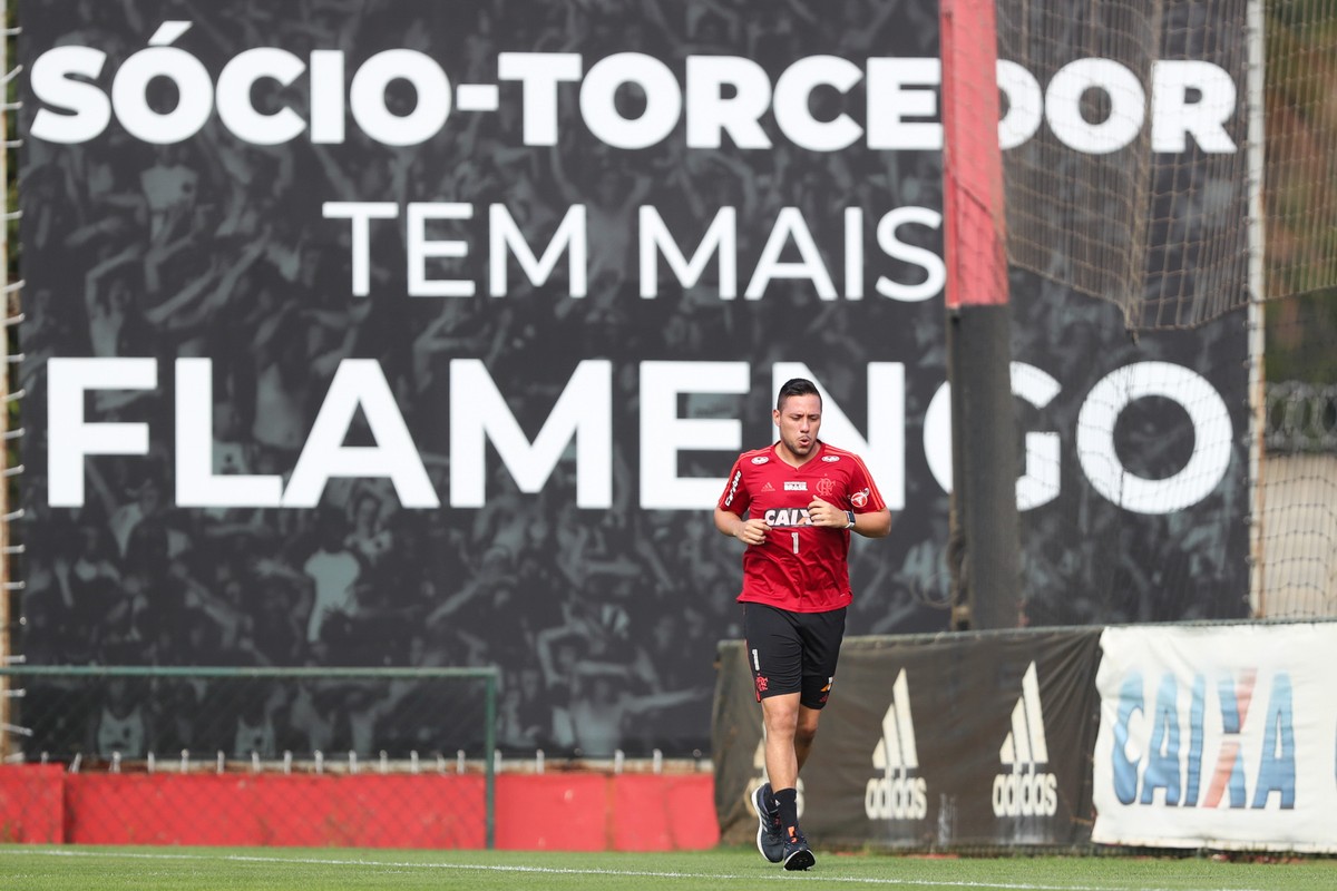 EXCLUSIVO  Jogadores do Flamengo fazem reunião a portas fechadas