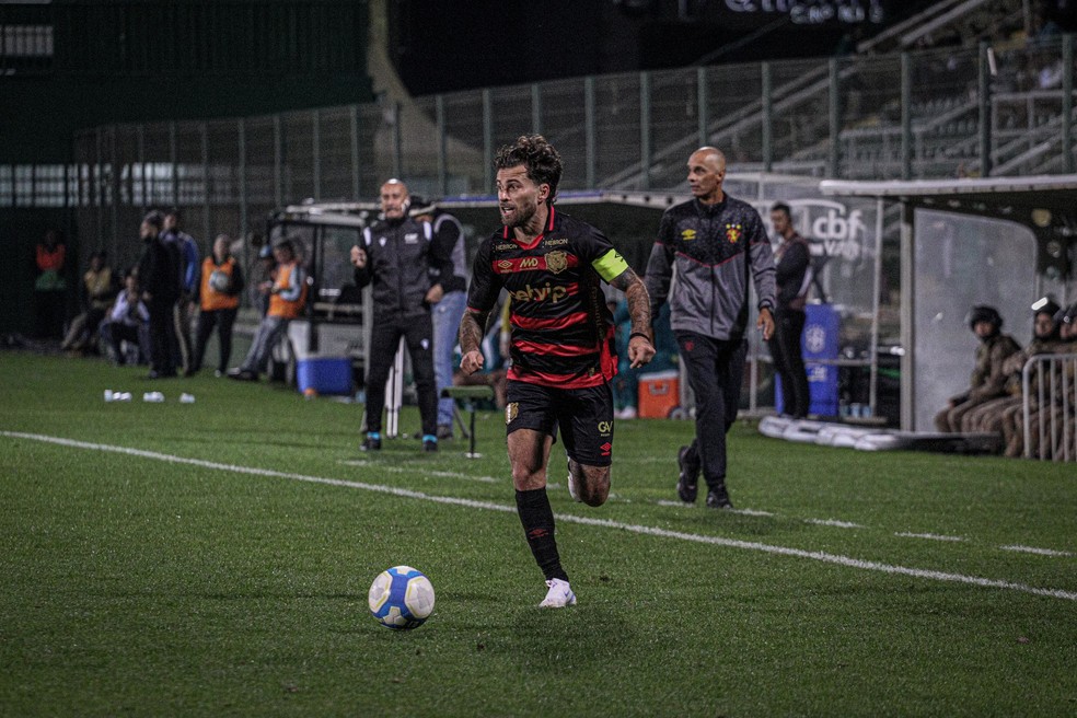 Lucas Lima, meia do Sport, foi substituído no jogo contra a Chape — Foto: Júlia Galvão e Tiago Pavão / Sport Recife