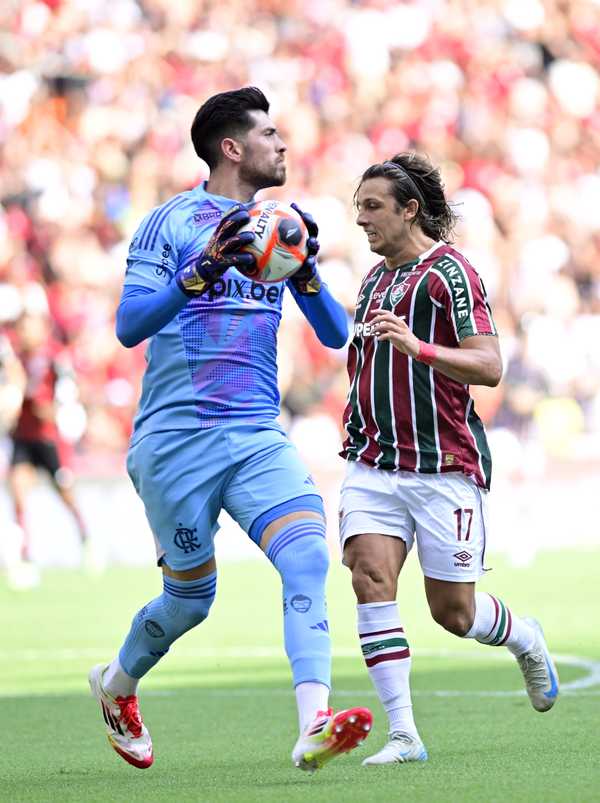 Rossi, do Flamengo, avalia bola do Carioca: Desafiadora para controle