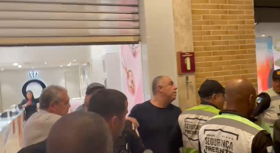 Frame Marcos Braz briga com torcedor em Shopping — Foto: frame/ reprodução