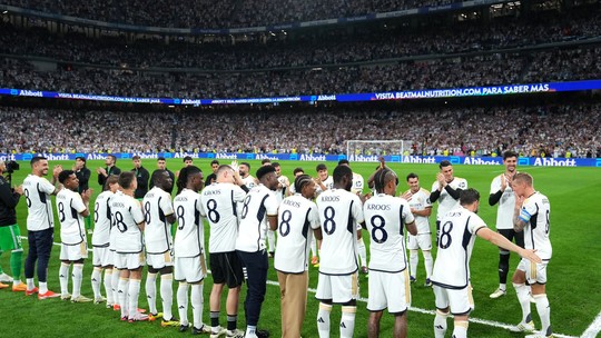 Toni Kroos é homenageado por torcida e jogadores do Real Madrid no adeus ao Bernabéu