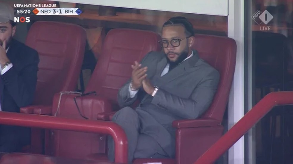 Memphis Depay assiste ao jogo da Holanda com a Bósnia pela Liga das Nações — Foto: Reprodução/NOS Sport