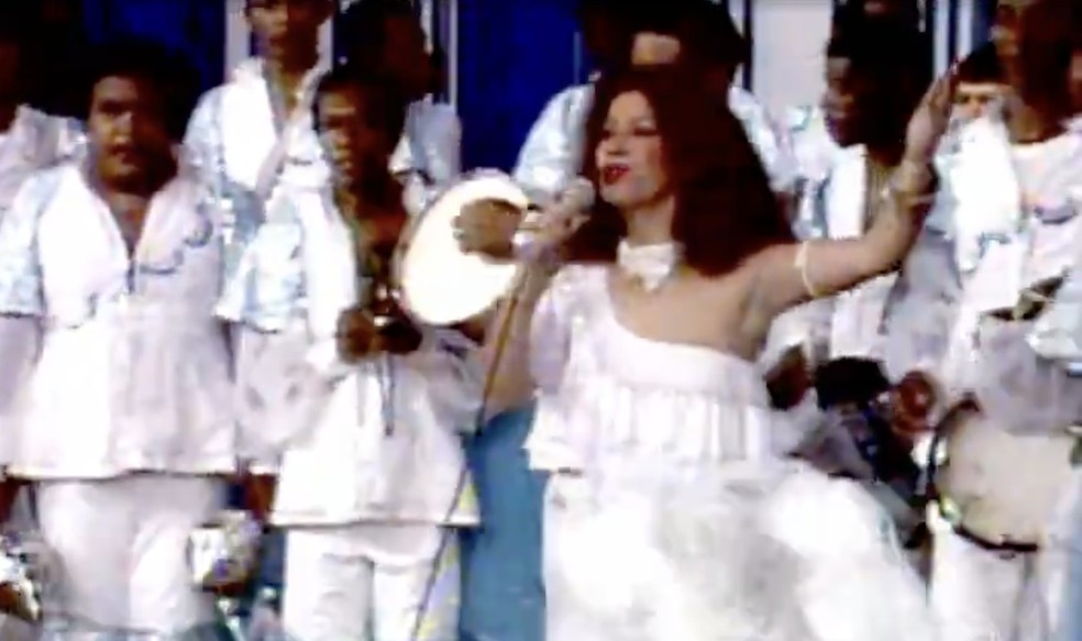 Azul e branco do Cruzeiro e da Portela coloriram a carreira de Clara Nunes — Foto: Reprodução/TV Globo