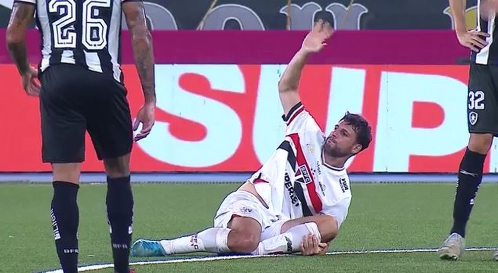 MAIS UM NO DM? Calleri sai machucado e gera preocupação no São Paulo após jogo contra o Botafogo