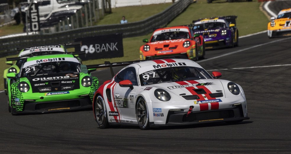 Jeff Giassi correndo com o Porsche número 97
