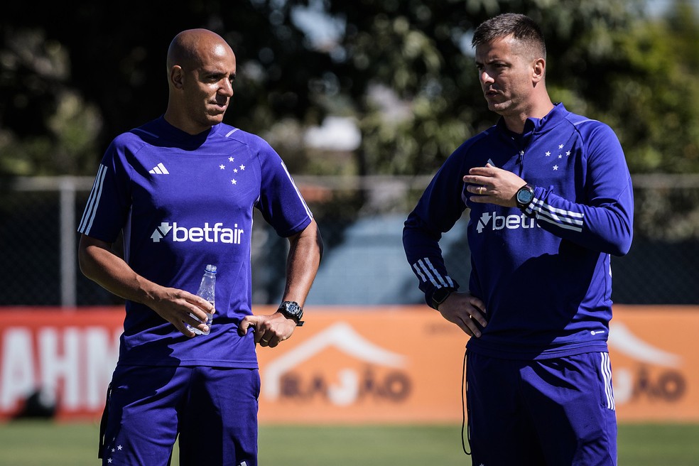 Pepa e Samuel Correia, técnico e auxiliar do Cruzeiro — Foto: Gustavo Aleixo/Cruzeiro