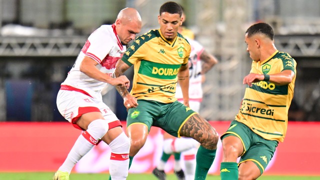 Denilson Alves, do Cuiab&aacute;, disputa lance com Crystopher