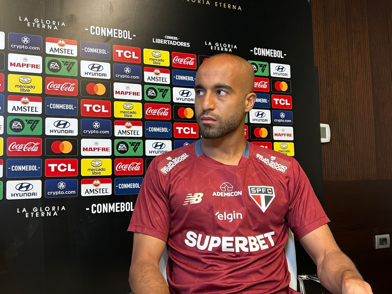 Lucas critica campo sintético e apoia Zubeldía em comparação a lesão automobilística