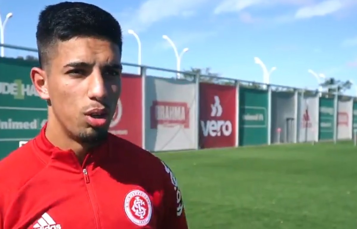 Versátil, Leo se encanta com chance no time principal do Inter