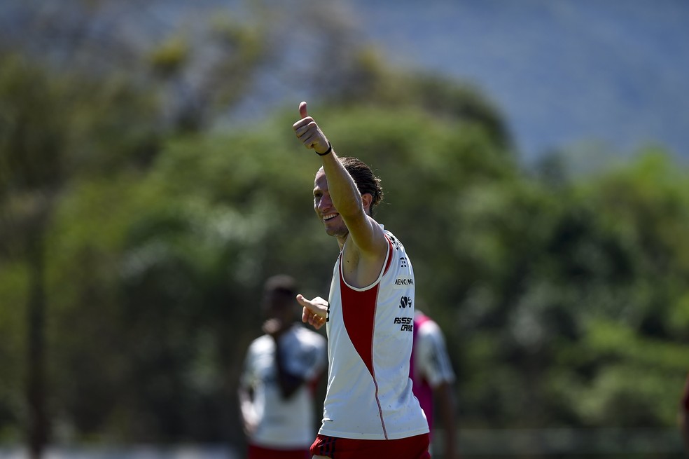Filipe Luís marca golaço em treinamento do Flamengo — Foto: Divulgação/Flamengo