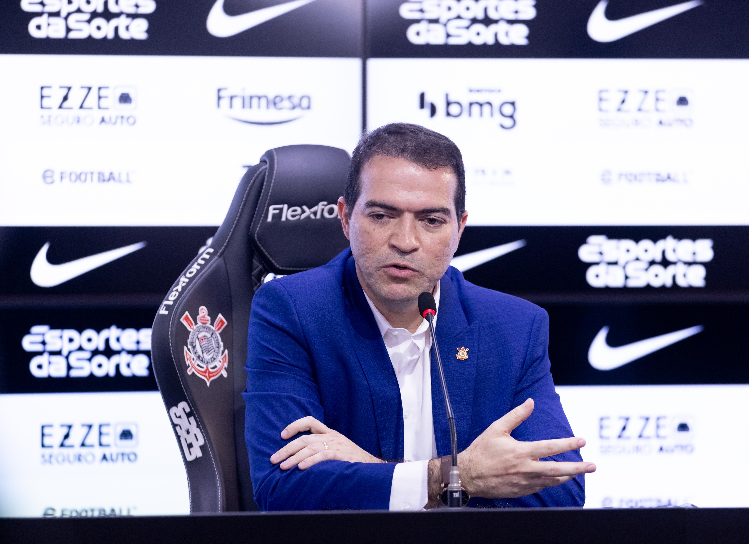 Marcelo Paz avalia elenco e define prioridades no Corinthians