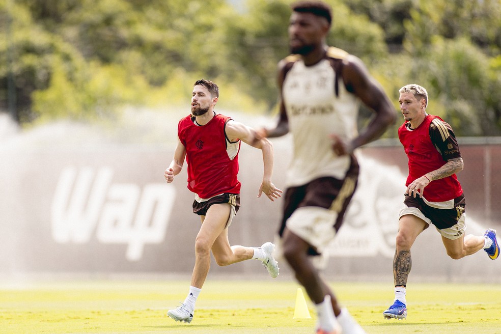 Jorginho e Varela durante treino do Flamengo � Foto: Adriano Fontes/Flamengo