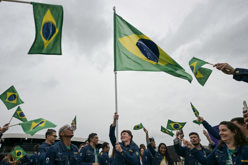 Delegação do Brasil navegando no Rio Sena na abertura dos Jogos de Paris — Foto: Carl De Souza/Pool via REUTERS