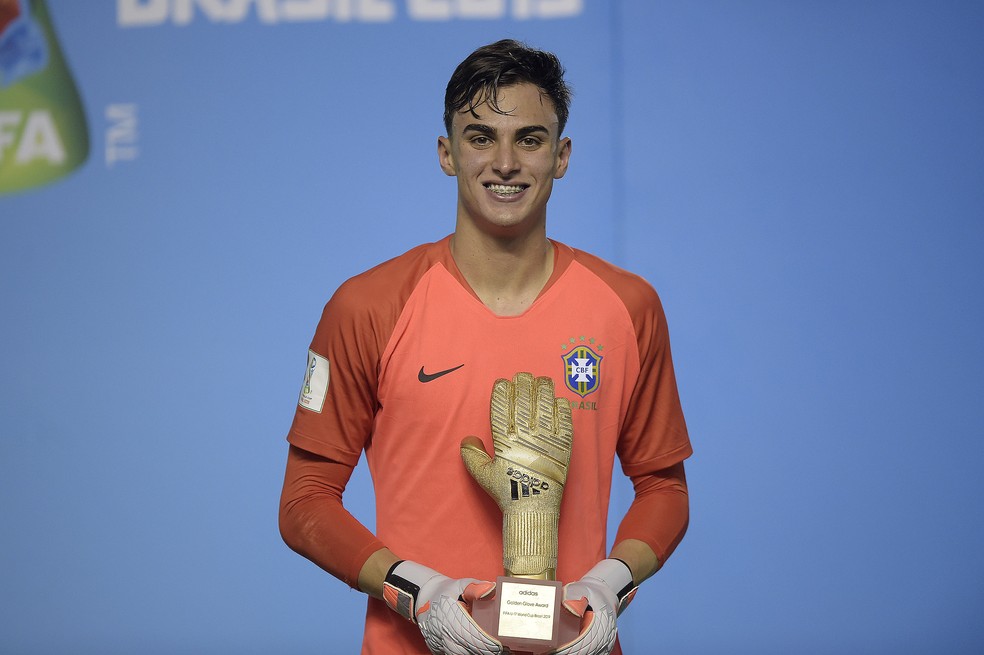 Matheus Donelli recebe a Luva de Ouro da Copa do Mundo Sub-17 de 2019 — Foto: Divulgação/CBF