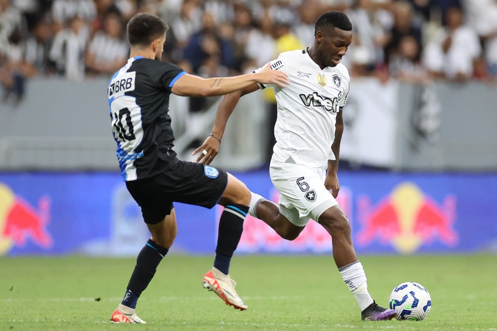 No jogo contra o Capital- DF, Patrick de Paula voltou a ser titular do Botafogo — Foto: Vitor Silva/Botafogo
