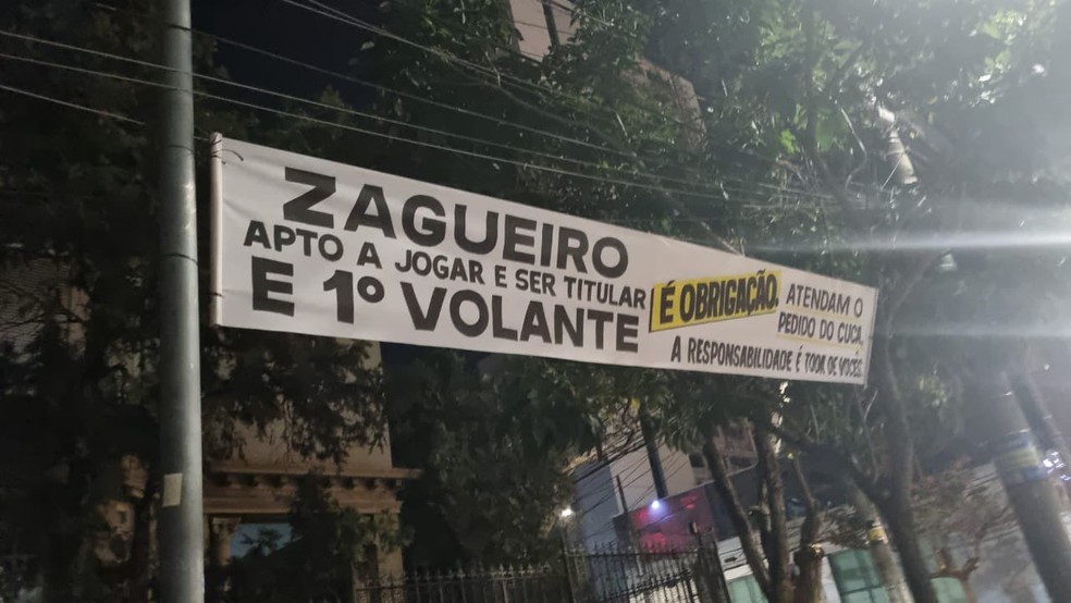Faixas colocadas nas proximidades da sede de Lourdes — Foto: Reprodução/Internet