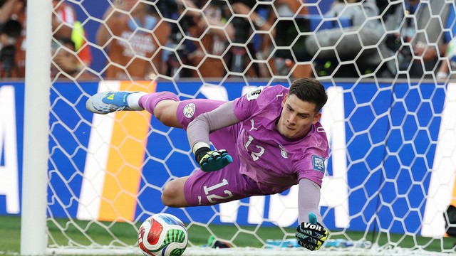 Goleiro Orlando Gill (PAR) defende cobrança de Nick Woltemade (ALE) em Alemanha x Paraguai