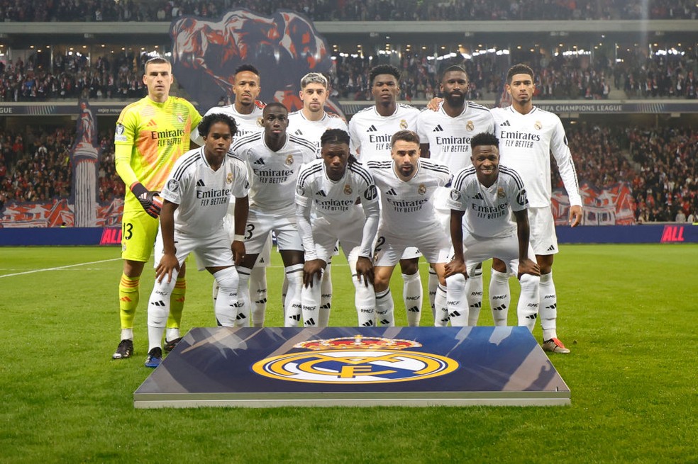 Titular do Real Madrid pela primeira vez, Endrick posa com equipe antes de jogo contra o Lille — Foto: Getty Images
