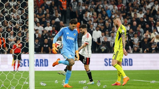 Goleiro Ederson é atingido por copos atirados em clássico na Turquia; veja vídeo Goleiro Ederson é atingido por copos atirados em clássico na Turquia; veja vídeo