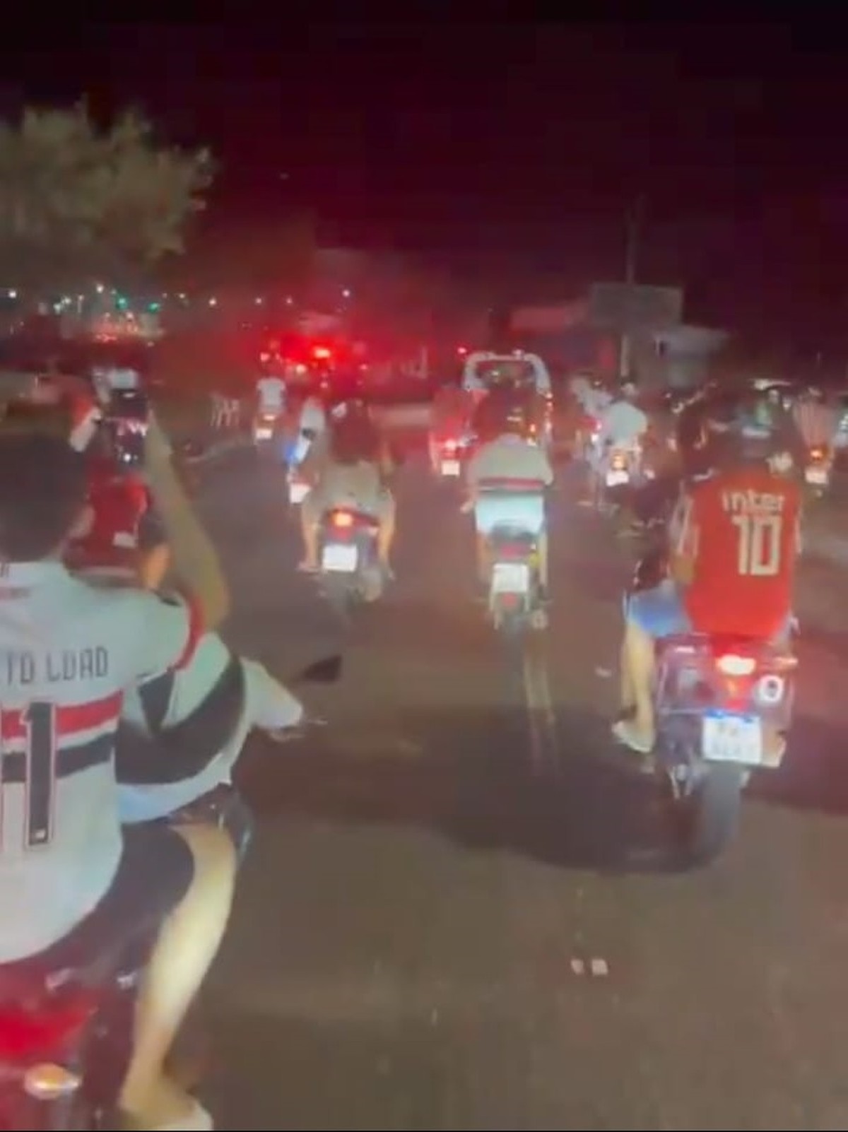 Torcedores do São Paulo acompanham ônibus do clube pelas ruas de Belém.