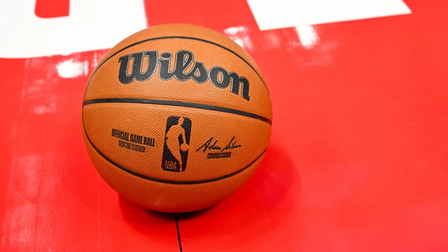 NBA testa bolas inteligentes e dispositivos de pulso para árbitros em jogos da pré-temporada