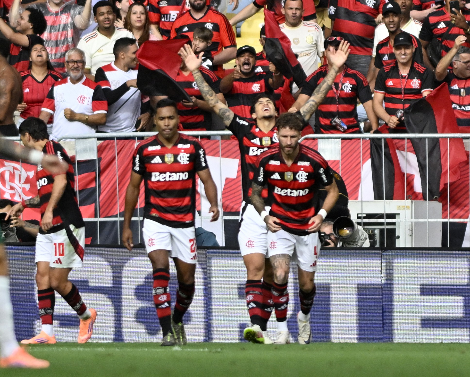 Pedro se destaca e garante triunfo do Flamengo sobre o Palmeiras