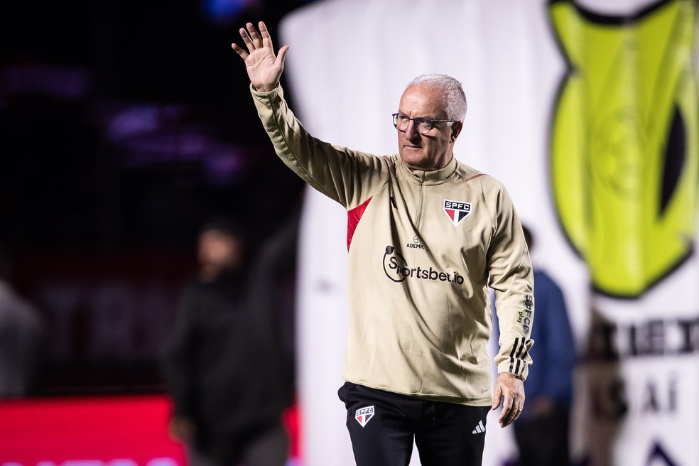 Dorival deu dois dias de folga ao elenco após vitória sobre o Cruzeiro — Foto: Leonardo Sguaçabia