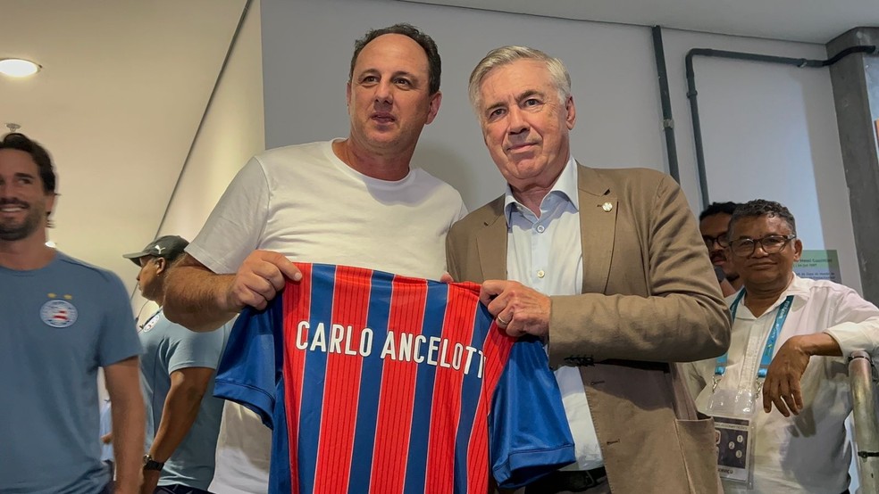 Ancelotti recebe camisa do Bahia das mãos de Rogério Ceni — Foto: Gabrielle Gomes / ge