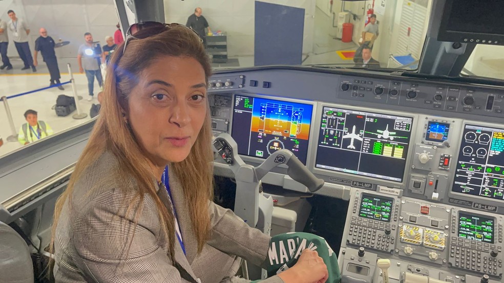 Leila Pereira na cabine de comando do avião que será de uso do Palmeiras — Foto: Thiago Ferri