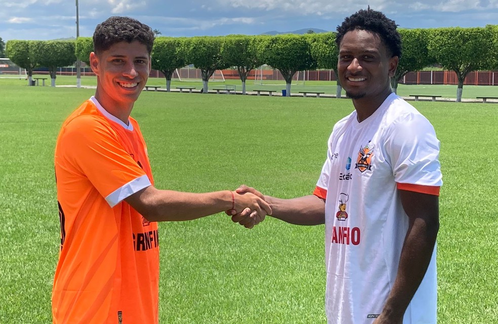 Yago e Cayo Tenório, do Nova Iguaçu — Foto: Thales Soares