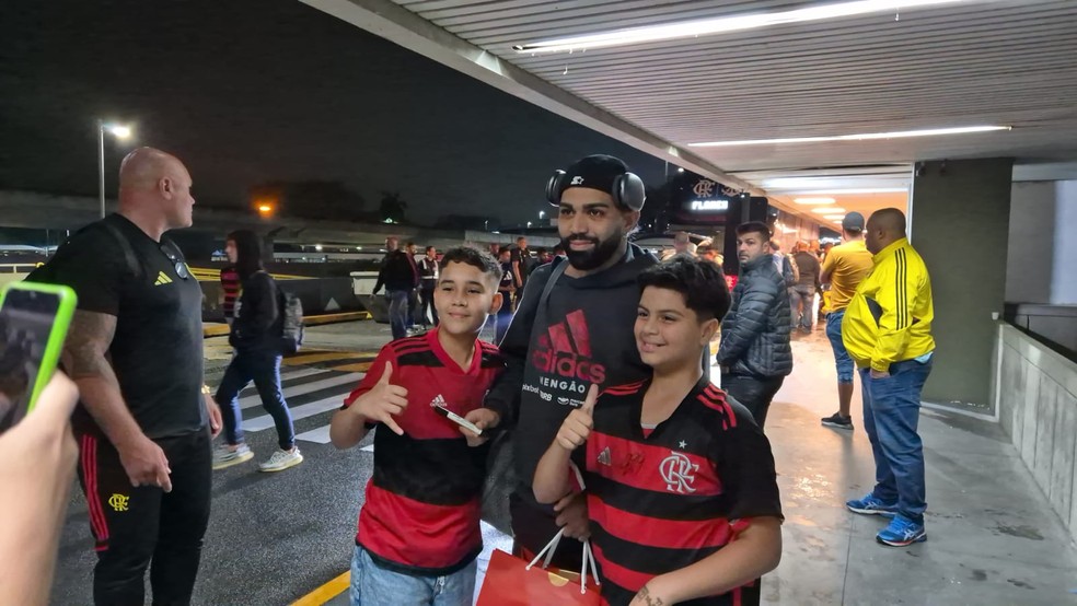 Flamengo desembarca no Rio após classificação na Copa do Brasil — Foto: Ronald Lincoln