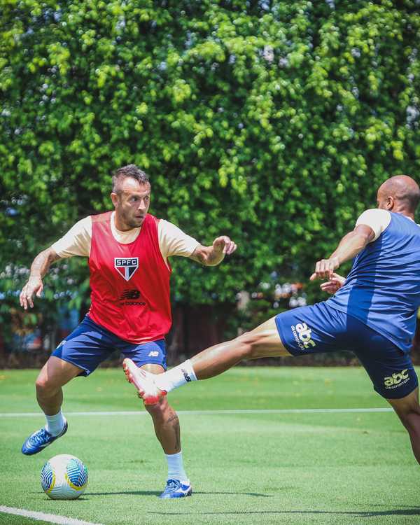 Zubeldía realiza treino coletivo antes do confronto do São Paulo com o Vasco
