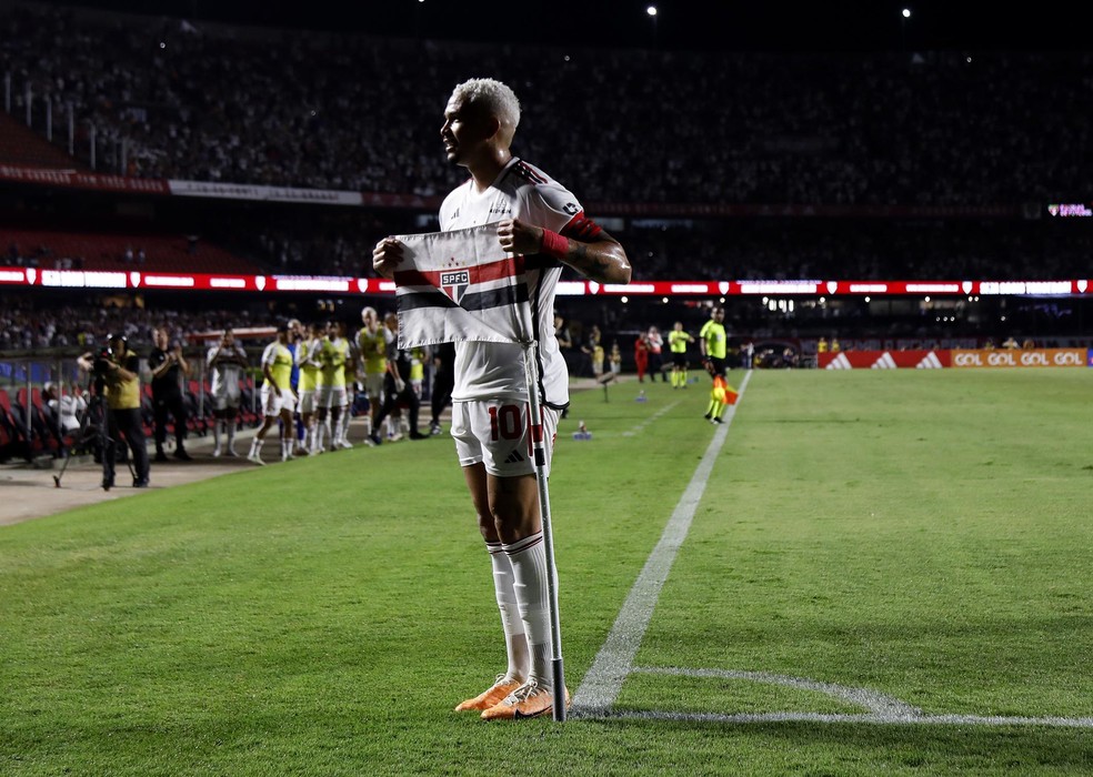 Luciano comemora o gol anotado contra o Flamengo nesta quarta — Foto: Rubens Chiri e Paulo Pinto/Saopaulofc.net