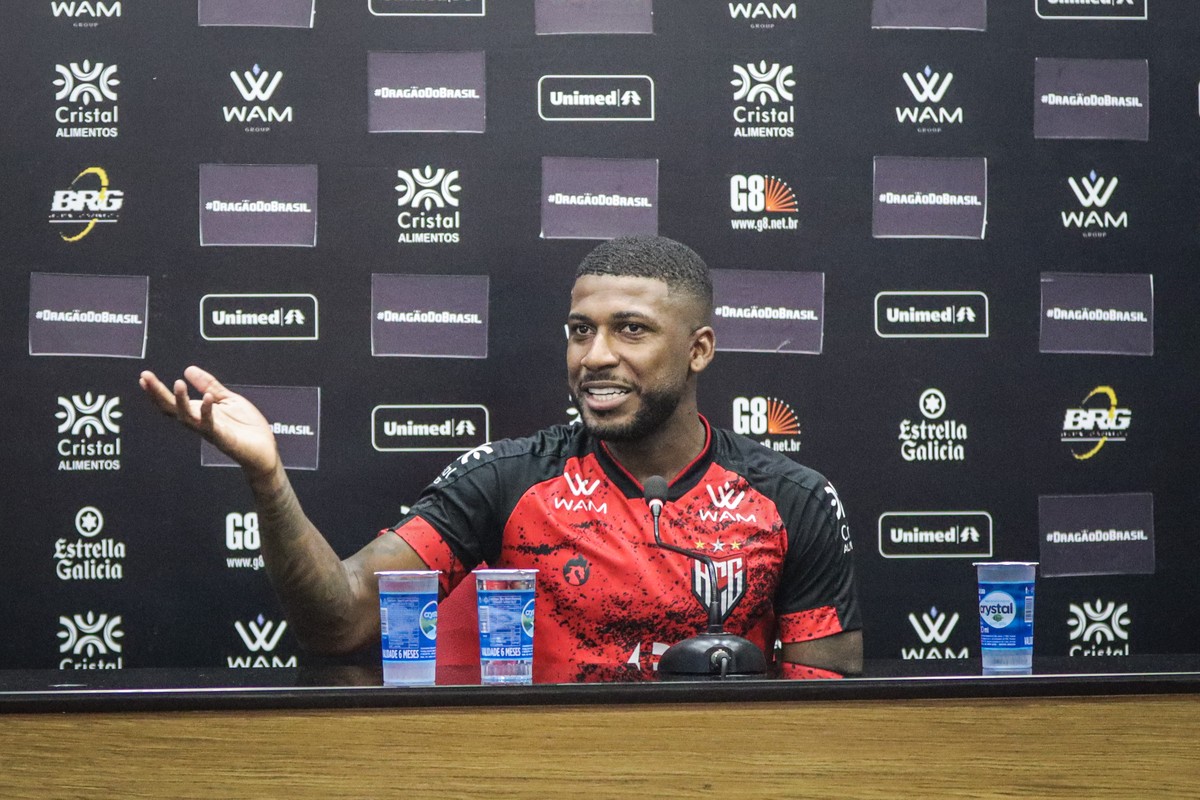 Com passagens por grandes clubes, Emerson Santos anseia por estreia no